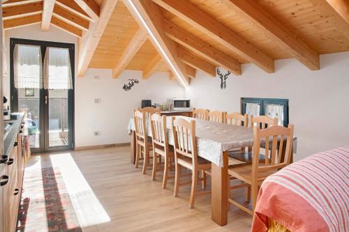 a kitchen and dining room with a table and chairs at Sam Fiamet in Grosio