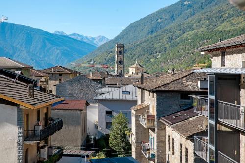 a view of a town with mountains in the background at Sam Fiamet in Grosio