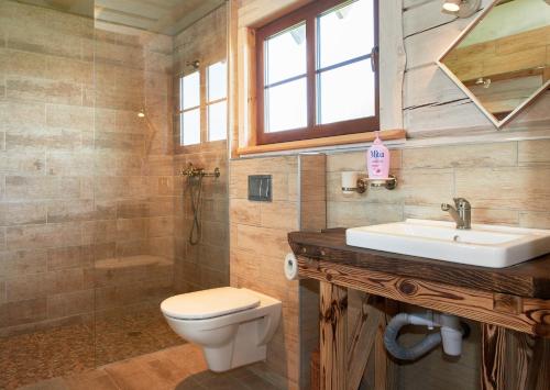 a bathroom with a toilet and a sink at Dabintos slėnis in Sumiliszki