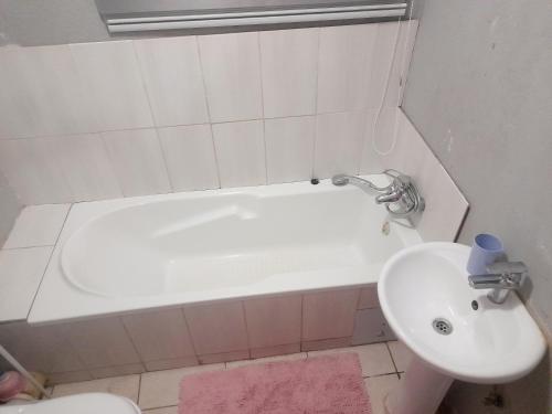 Ένα μπάνιο στο Mercy Retreat Vacation Home