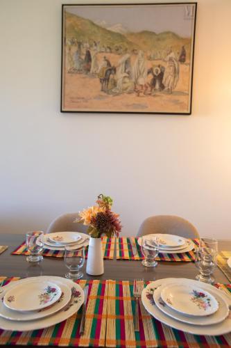 a table with plates and glasses on top of it at confort et détente à Marrakech-Appartement 2 Chambres avec Piscine in Marrakech