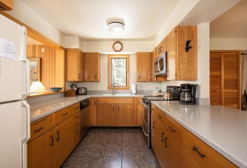 Η κουζίνα ή μικρή κουζίνα στο RMR: Wind River 10 Condo in Teton Village