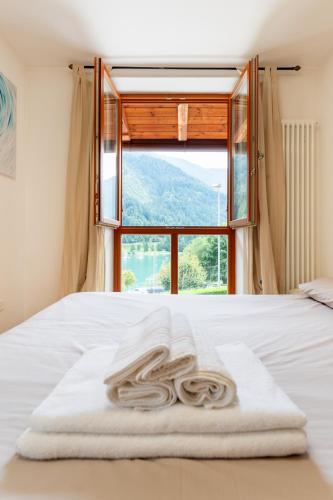 Postel nebo postele na pokoji v ubytování Appartamento sul lago di Molveno con ampio terrazzo