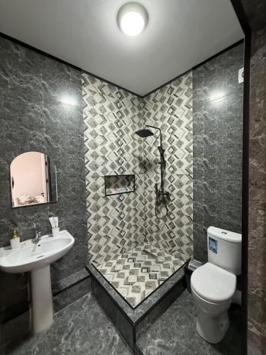 Bilik mandi di Zamon Hotel