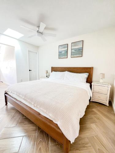 Katil atau katil-katil dalam bilik di Waterfront retreat with kayaks, walk to the beach