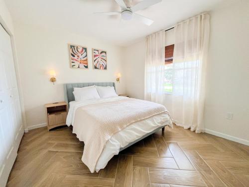 Katil atau katil-katil dalam bilik di Waterfront retreat with kayaks, walk to the beach