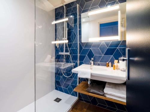 a bathroom with a sink and a shower at Mercure Thalasso & Spa Port Fréjus in Fréjus