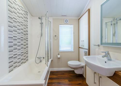 Bilik mandi di Calthwaite Hall Lodges