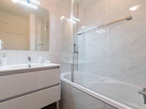 a bathroom with a tub and a sink and a shower at Charmant Appartement 6 Pers, Pieds des Pistes avec Navette, Parking Gratuit - FR-1-695-35 in Germ