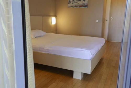 Ένα ή περισσότερα κρεβάτια σε δωμάτιο στο Hotel Nora