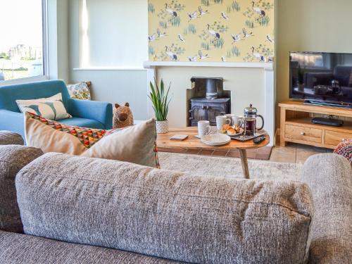 ein Wohnzimmer mit einer Couch und einem Couchtisch in der Unterkunft Sunrise Beach in Scratby