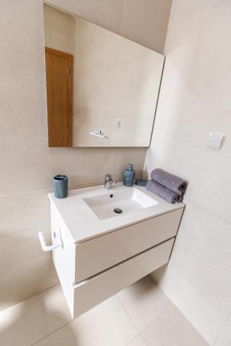 a bathroom with a white sink and a mirror at confort et détente à Marrakech-Appartement 2 Chambres avec Piscine in Marrakech