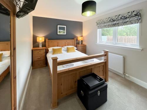 ein Schlafzimmer mit großem Bett und Fenster in der Unterkunft St Fergus in Shiel Bridge