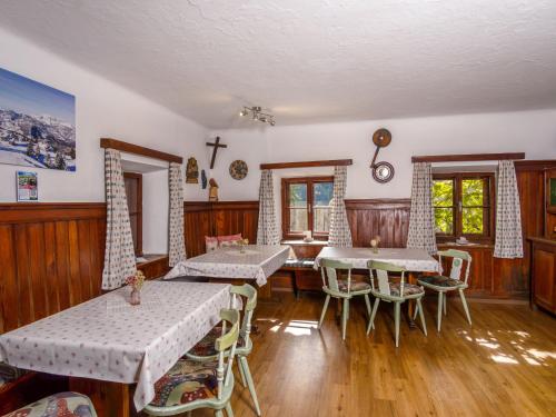 GroßhöchにあるHoliday Home Lehen by Interhomeのダイニングルーム(テーブル、椅子、壁掛けクロス付)