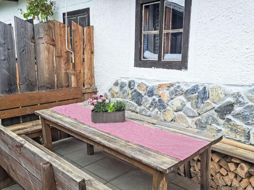 GroßhöchにあるHoliday Home Lehen by Interhomeの鉢植えが置かれた木製のテーブル