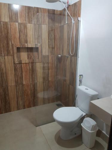 a bathroom with a toilet and a shower at O Caminho das Cachoeiras in Cavalcante