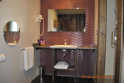 a bathroom with a sink and a mirror at Santa Bárbara in Sant Corneli de Cercs 