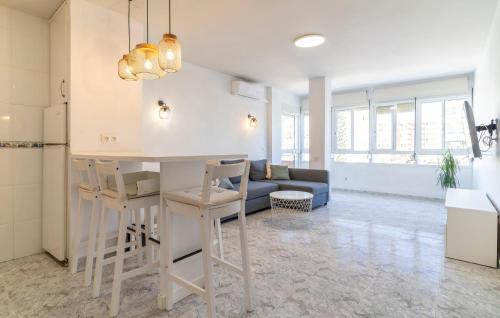 Η κουζίνα ή μικρή κουζίνα στο Amazing Apartment In Fuengirola With Wifi