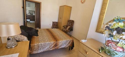 Ein Bett oder Betten in einem Zimmer der Unterkunft Stylish Sea view Apartment Feels Like Home, Just Steps from the Beach