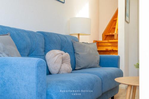 a blue couch with a stuffed animal on it at Nautic W21 in Laboe