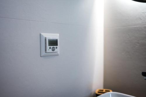 a lightswitch on a wall in a bathroom at Sky9 Apartment in Odorheiu Secuiesc