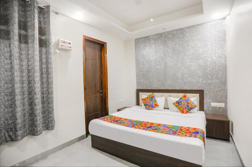 Ένα ή περισσότερα κρεβάτια σε δωμάτιο στο FabHotel Signature Inn I