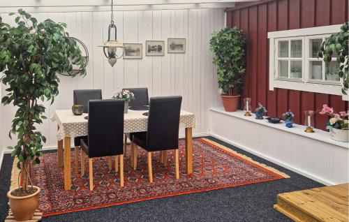Χώρος καθιστικού στο Lovely Home In Bettna With Kitchen