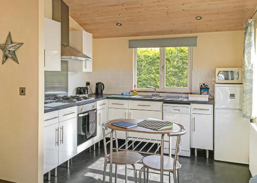 Η κουζίνα ή μικρή κουζίνα στο Hollybrook Lodges