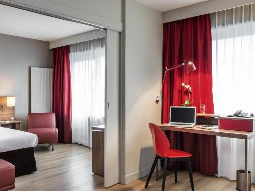 Letto o letti in una camera di Aparthotel Adagio Paris Bercy Village