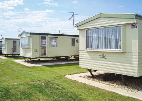 a row of mobile homes in a park at Towervans Caravan Park in Mablethorpe