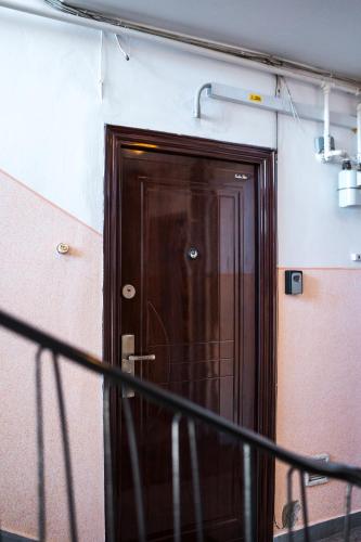 a wooden door in the corner of a room at Sky9 Apartment in Odorheiu Secuiesc