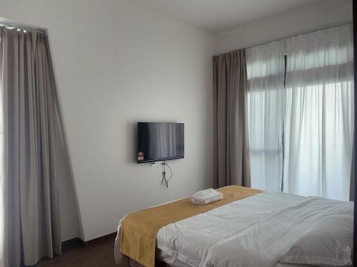 Postel nebo postele na pokoji v ubytování 地标海景两房民宿带无边际泳池