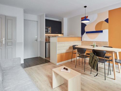 Aparthotel Adagio Val d'Europe près de Disneyland Parisにあるキッチンまたは簡易キッチン