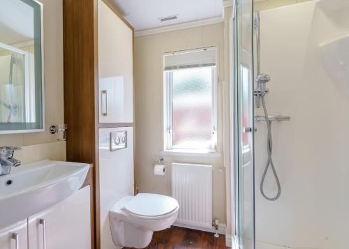 Bilik mandi di Calthwaite Hall Lodges