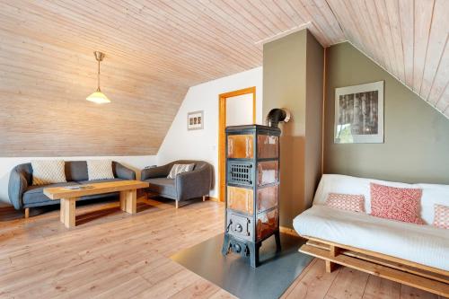 una sala de estar con un sofá y una mesa en Ferienwohnung Im Holzhau, en Bad Peterstal-Griesbach