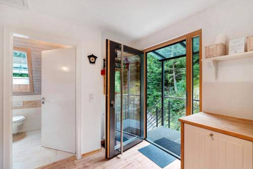 baño con aseo y puerta de cristal en Ferienwohnung Im Holzhau, en Bad Peterstal-Griesbach