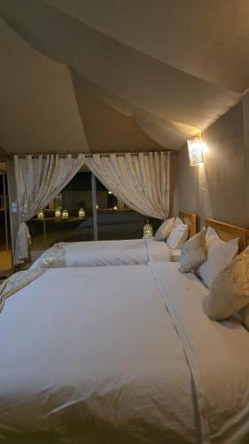 Ein Bett oder Betten in einem Zimmer der Unterkunft Laman Luxury Camp