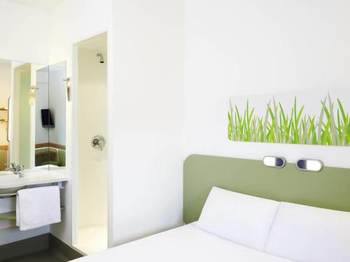 Postel nebo postele na pokoji v ubytování ibis budget Newport