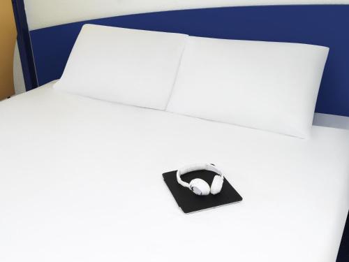 Postel nebo postele na pokoji v ubytování ibis budget Newport