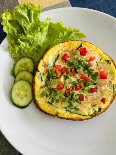 een bord eten met een omelet en een salade bij Soluna Residence in Dikwella