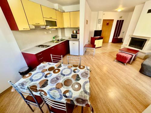 Kuchyň nebo kuchyňský kout v ubytování Todorini Kuli Apartments