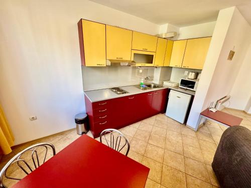 Kuchyň nebo kuchyňský kout v ubytování Todorini Kuli Apartments