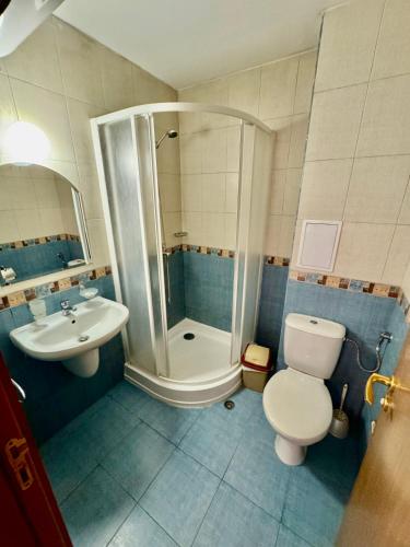 Koupelna v ubytování Todorini Kuli Apartments