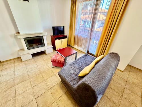 TV a/nebo společenská místnost v ubytování Todorini Kuli Apartments