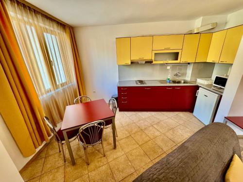 Kuchyň nebo kuchyňský kout v ubytování Todorini Kuli Apartments