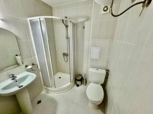 Koupelna v ubytování Todorini Kuli Apartments