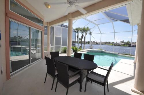 Πισίνα στο ή κοντά στο Sunset Bay Beach House in Palm Coast