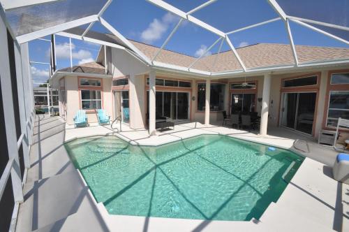 Bazén v ubytování Sunset Bay Beach House in Palm Coast nebo v jeho okolí