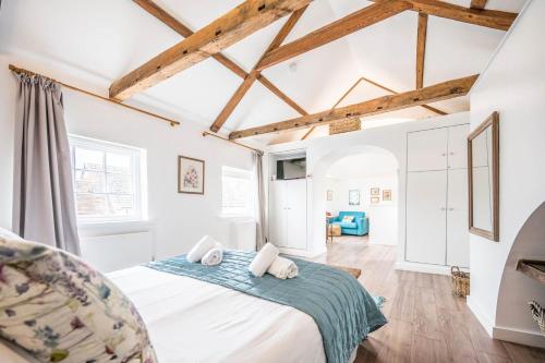 Un dormitorio con una cama con una manta azul. en The Loft, Bungay, en Bungay