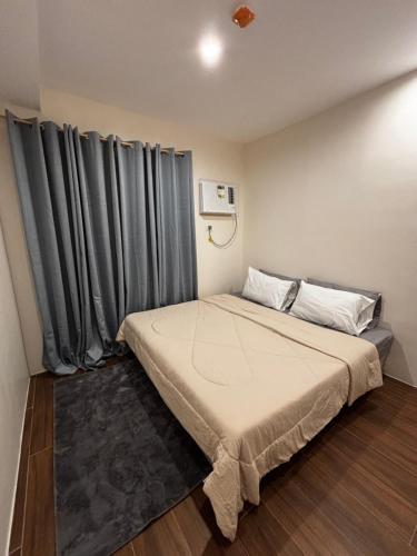 Ένα ή περισσότερα κρεβάτια σε δωμάτιο στο 1BR Matina Enclaves a Walk to SM & DGT